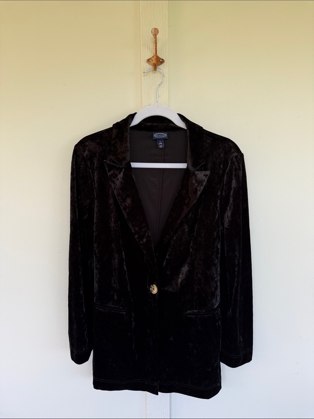 Scoop black velvet blazer